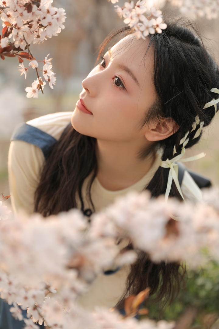 赏花的极品颜值清纯美女写真图片