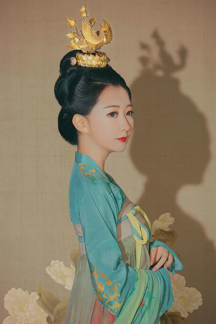 头戴金冠的唯美古装美女艺术写真图片