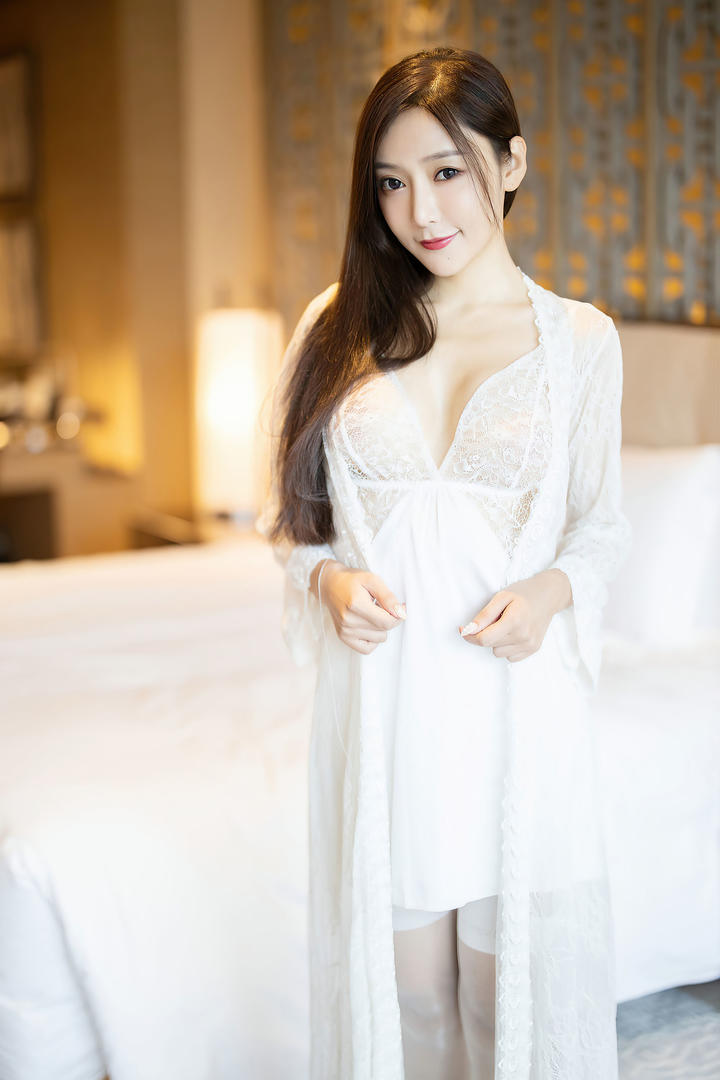穿着白色蕾丝睡衣的秀人网美女模特王馨瑶写真图片