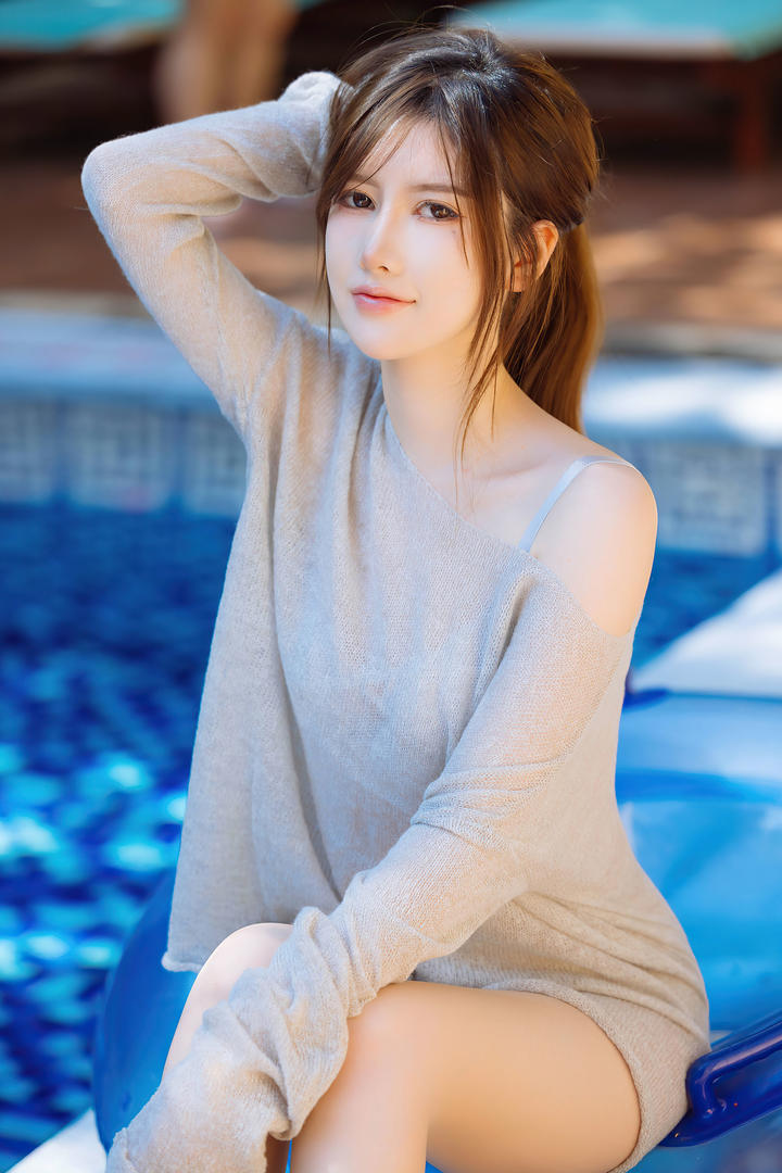 坐在泳池边的清纯00后美女美桃酱写真图片