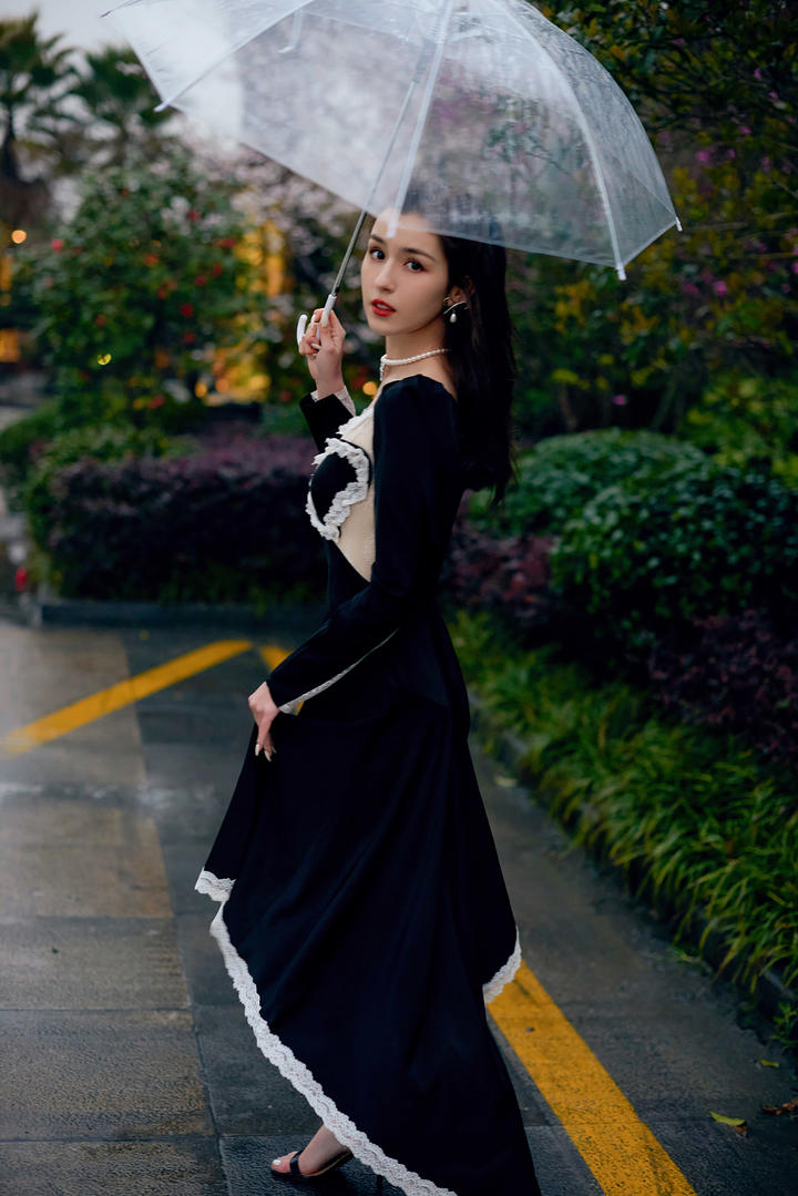 打着伞的漂亮美女明星哈尼克孜街拍图片