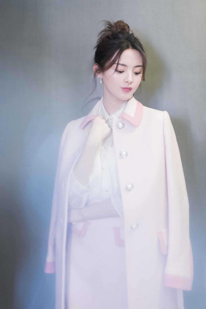 穿着大衣的气质美女杨超越写真