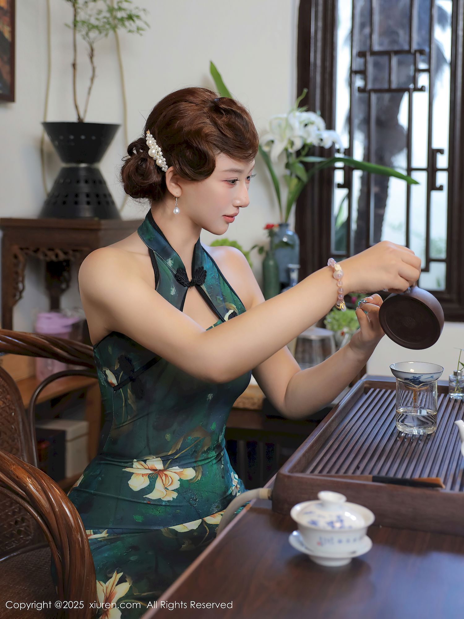 秀人网新人金允希Yuki绿色旗袍丰腴身材性感写真