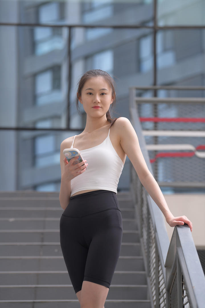 扎马尾辫的瑜伽裤美女国产3A街拍图片专区