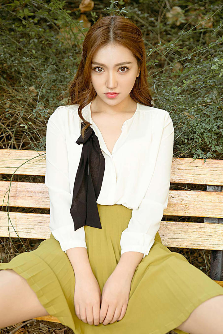 坐在椅子上的超清气质女生写真图片