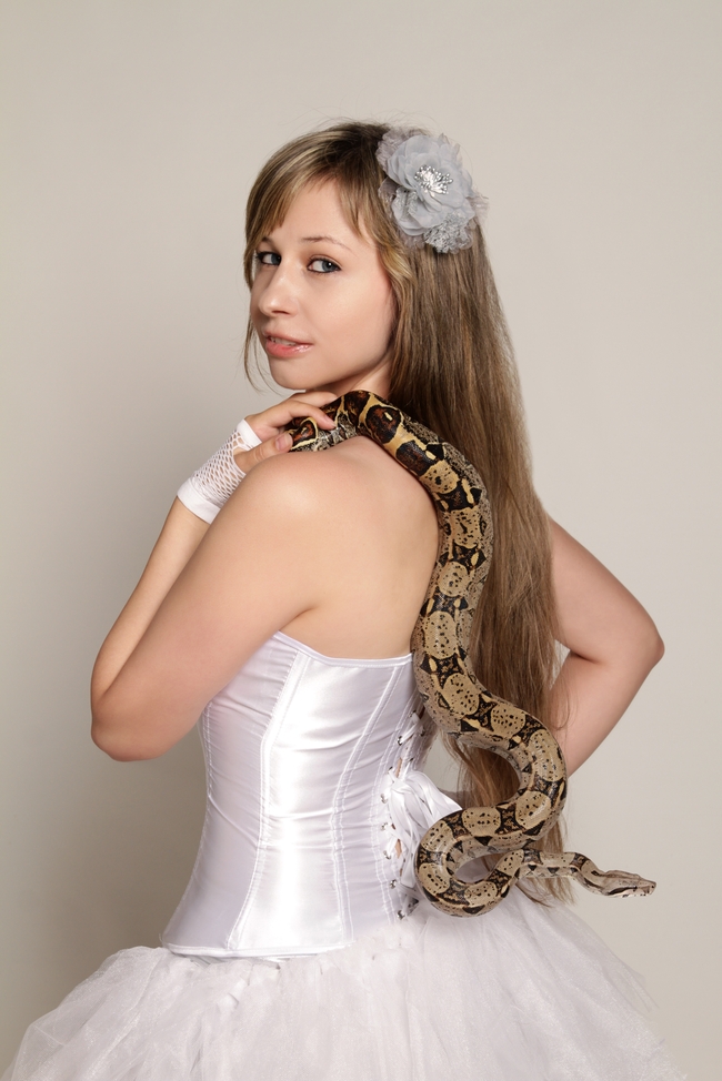 美女与野兽婚纱人体艺术摄影图片