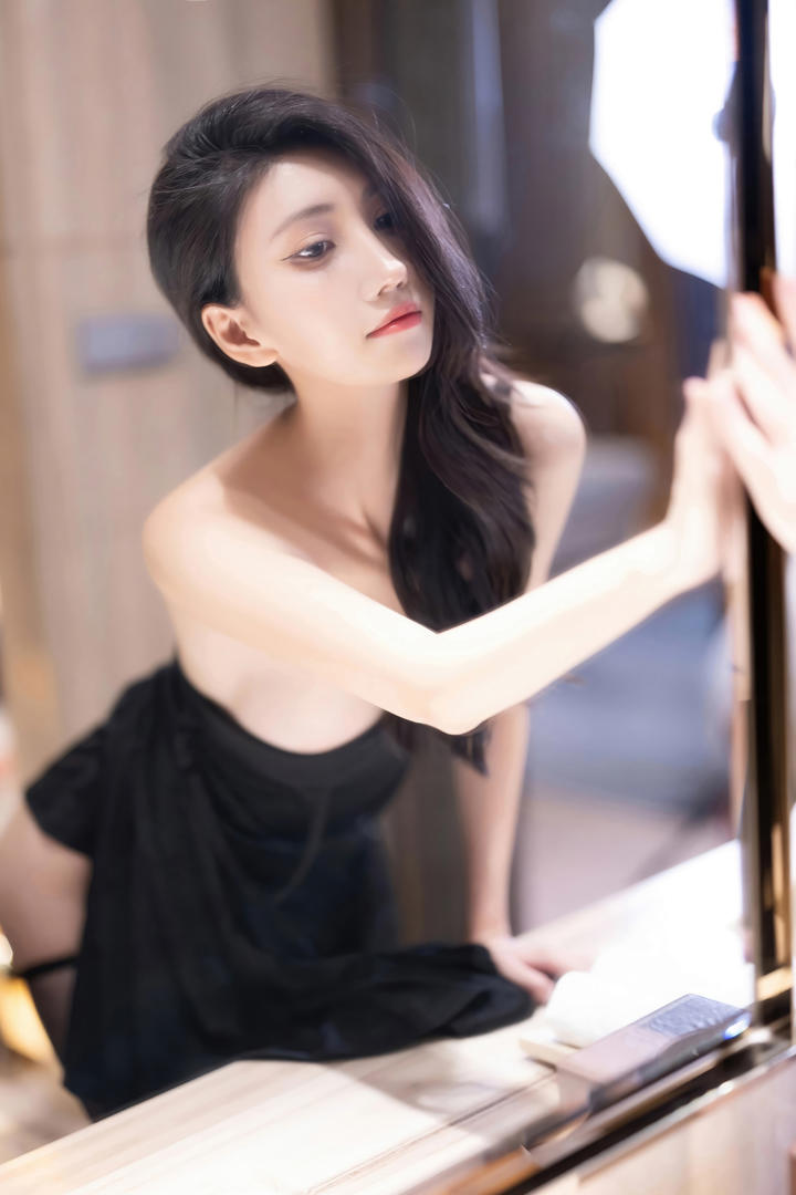 趴在镜子前的极品销魂美女模特图库