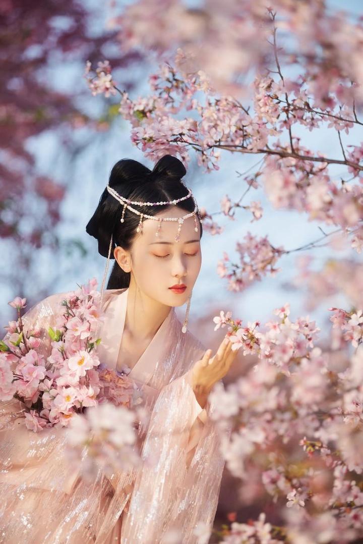 闻着花香的古装小仙女艺术写真图片