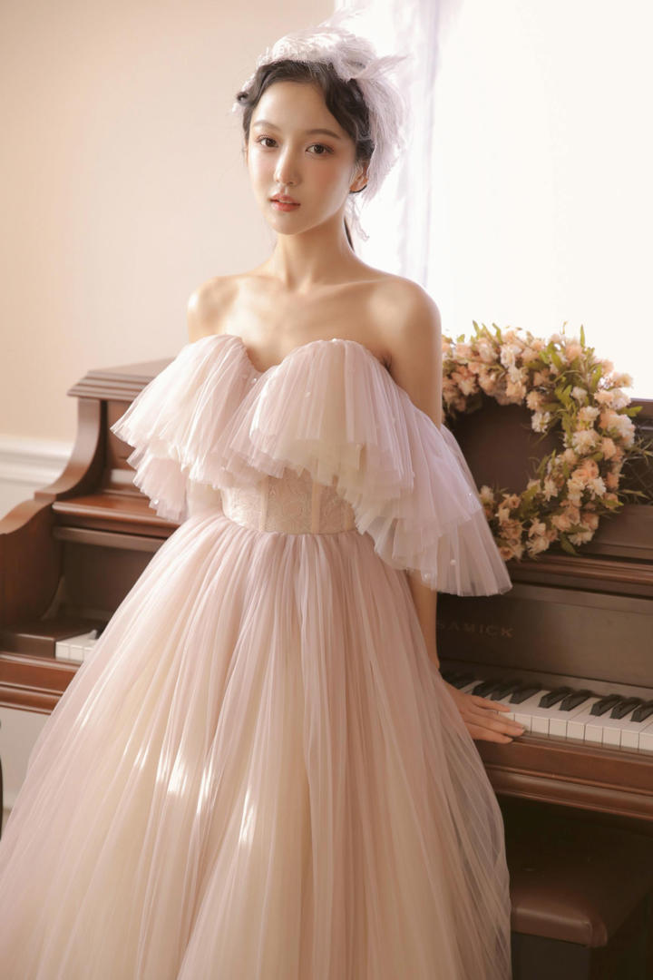 钢琴边的极品清纯美女学生图片