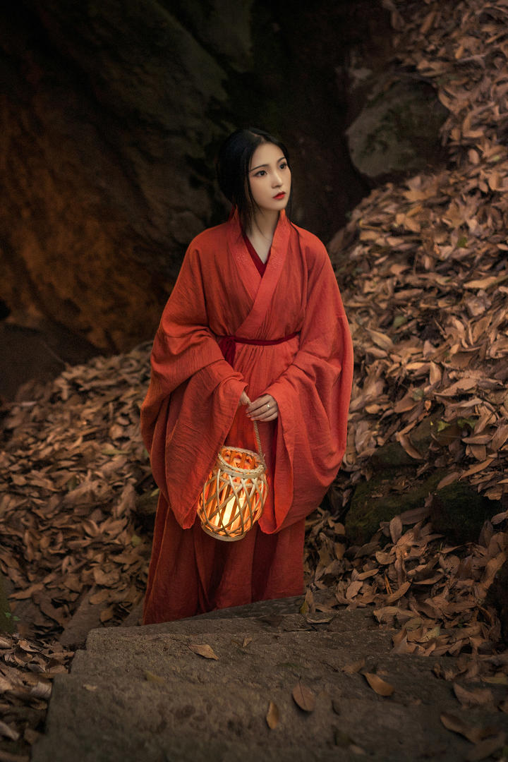 森林中打着灯笼的唯美古装美女壁纸写真图片