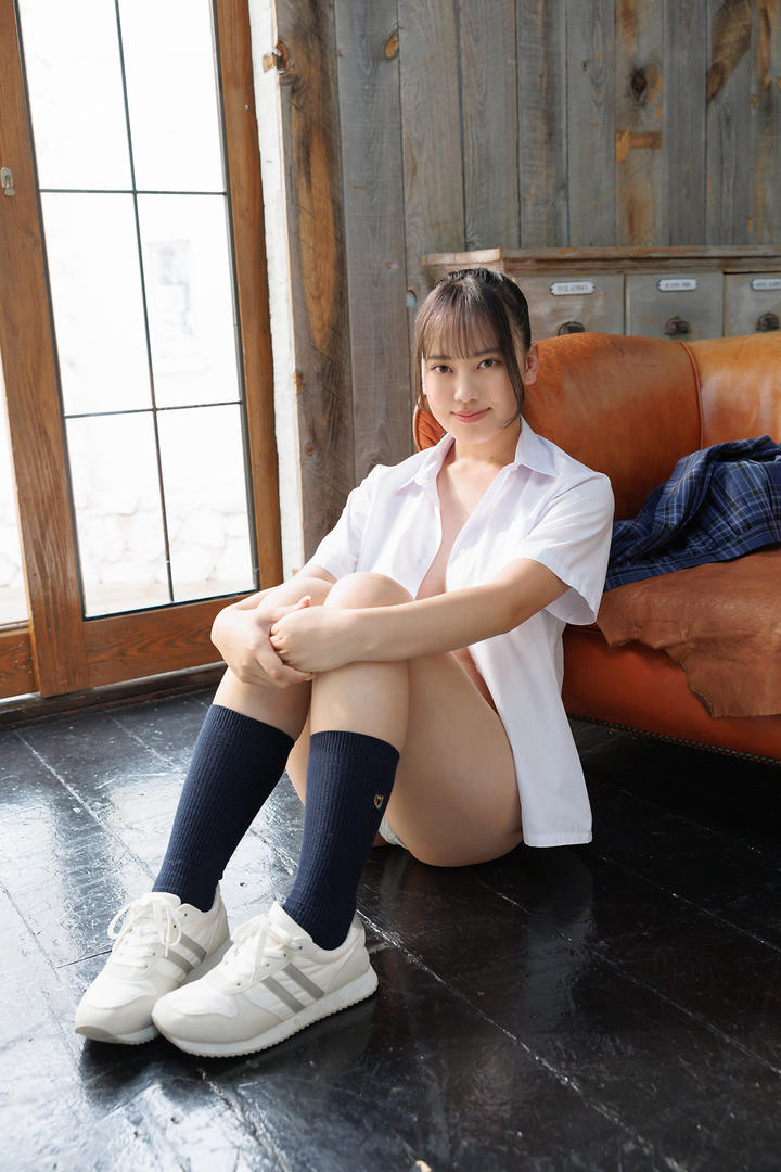 穿白衬衫的日本美女高清人体艺术图片