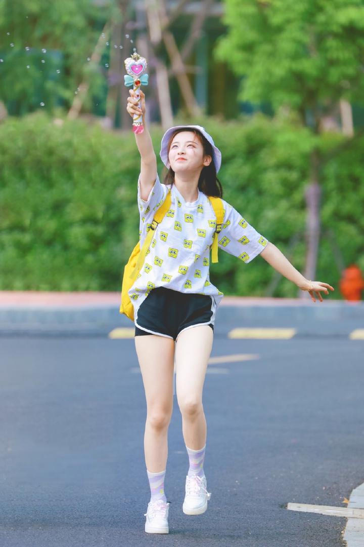 内地女星杨超越白皙长腿户外写真图片