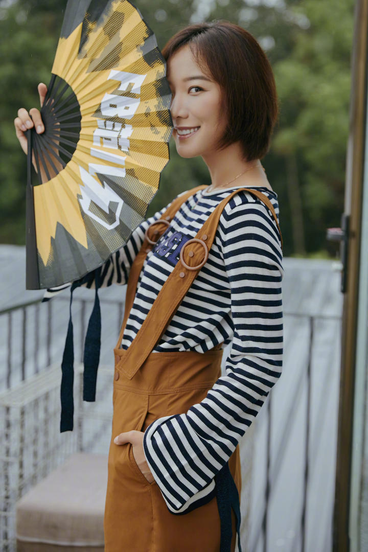 王珞丹穿卡其色背带裤美女明星高清图片