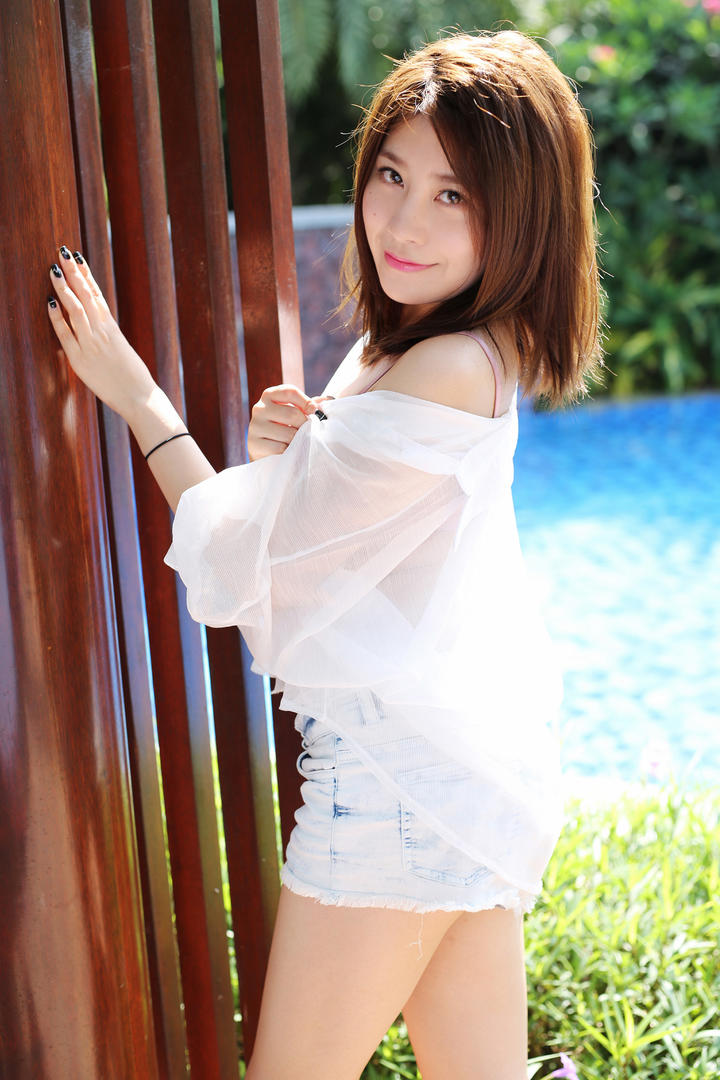 超清阳光下的性感美女