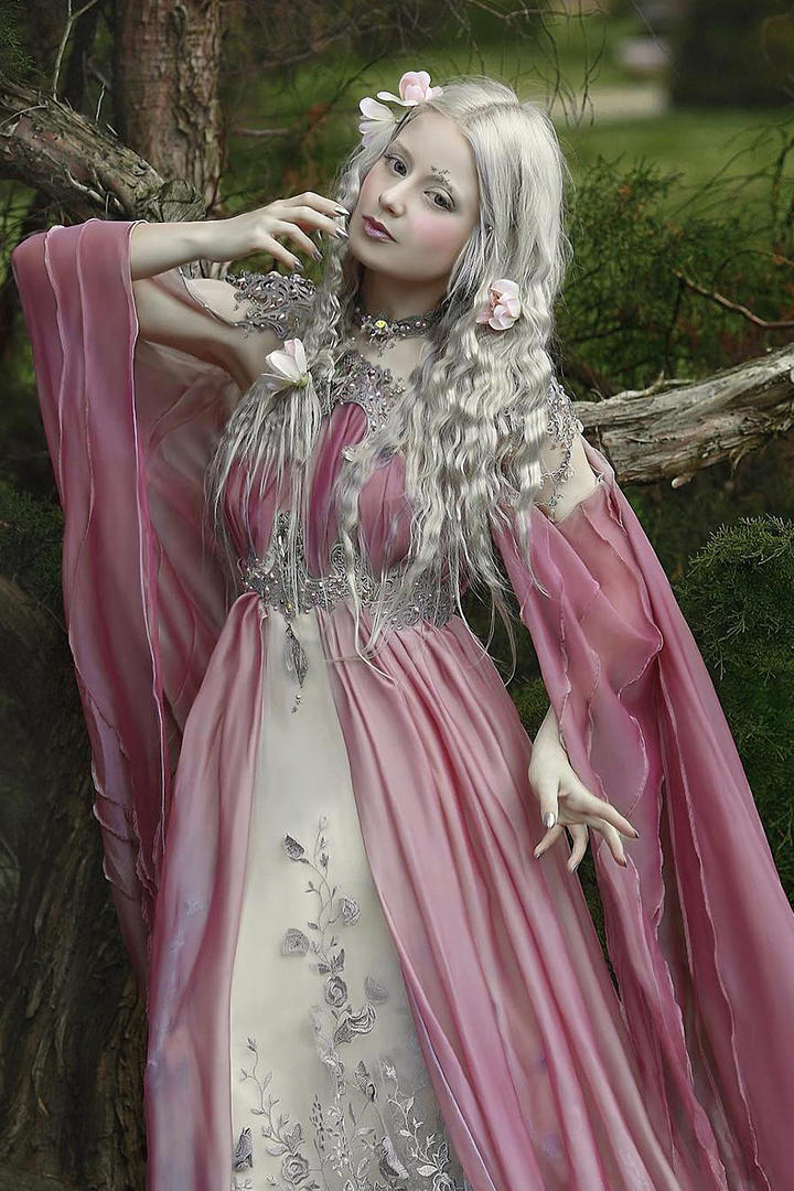 森林里的欧美美女艺术写真图片