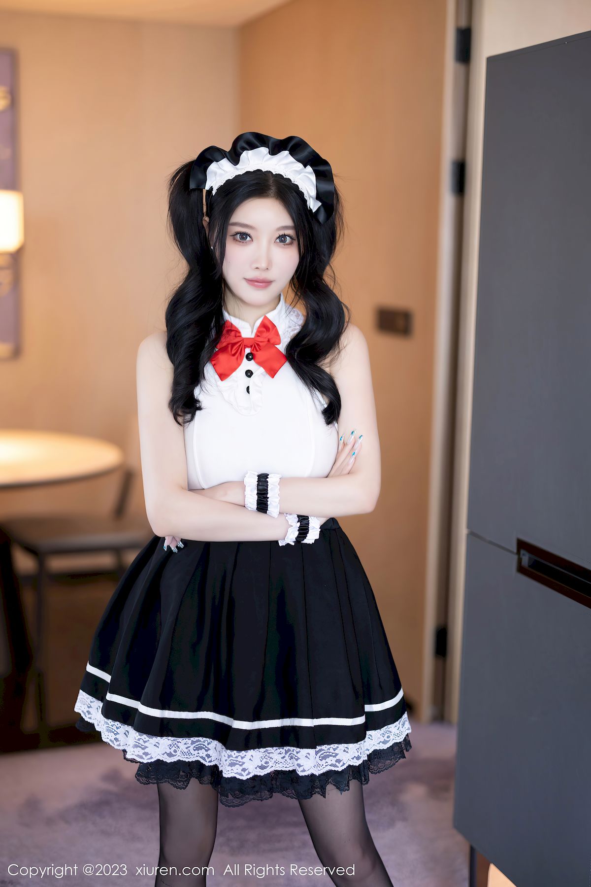 秀人网女神杨晨晨Yome白色上衣搭配黑色短裙性感写真