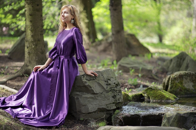 山野溪边坐在石头上的美女图片