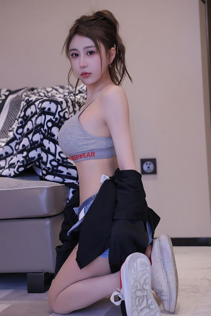 性感小蛮腰美女主播大胆亲密照图片