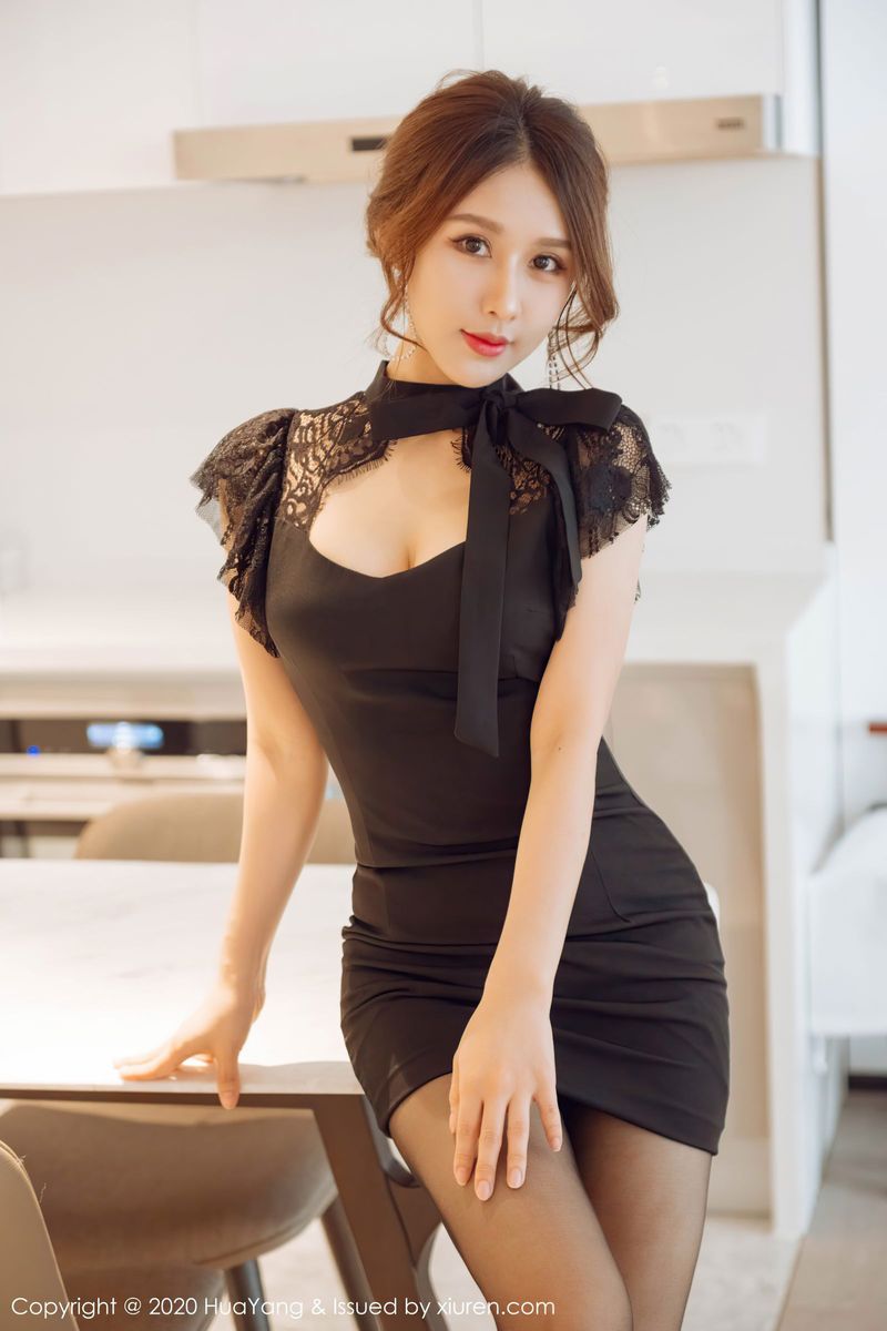 花漾Show美女模特徐安安深V性感短裙与黑丝美腿魅惑写真