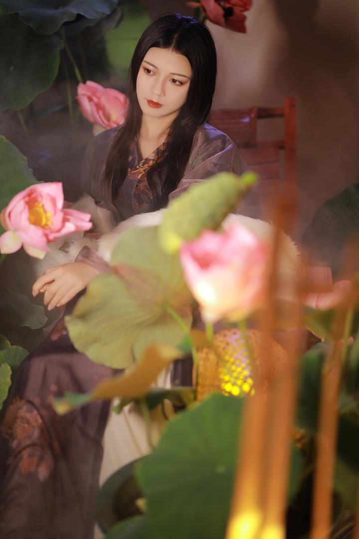 采荷花的长发古装美女唯美艺术照图片