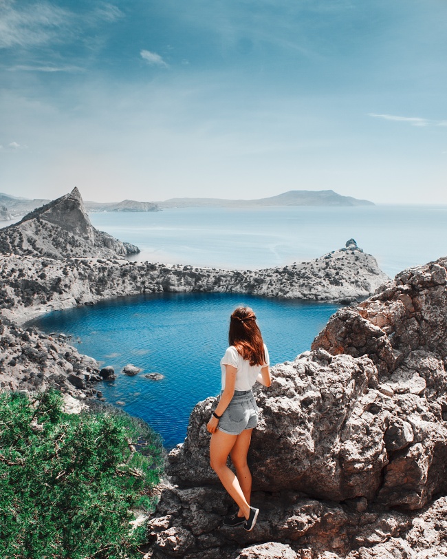 山海美女风景背影图片