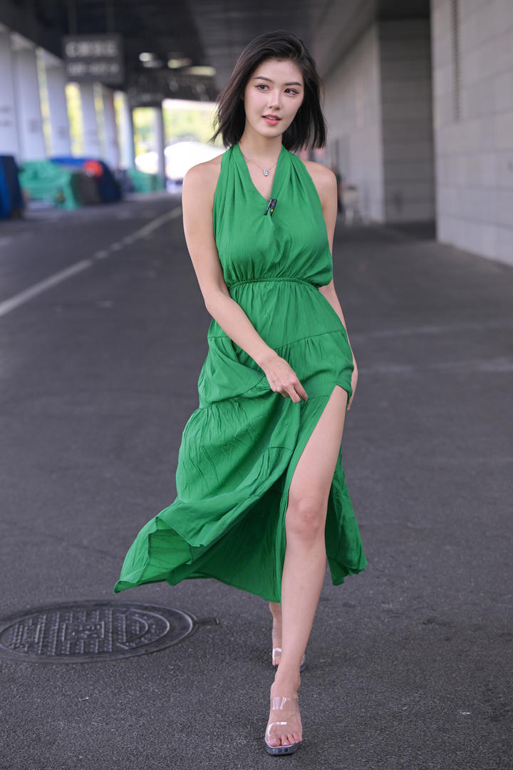 牛油果绿缎面高开叉长裙武汉街拍美女模特图片