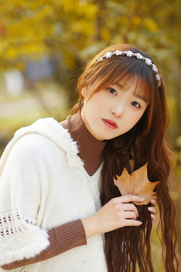 拿着树叶的清纯女孩壁纸图片大全