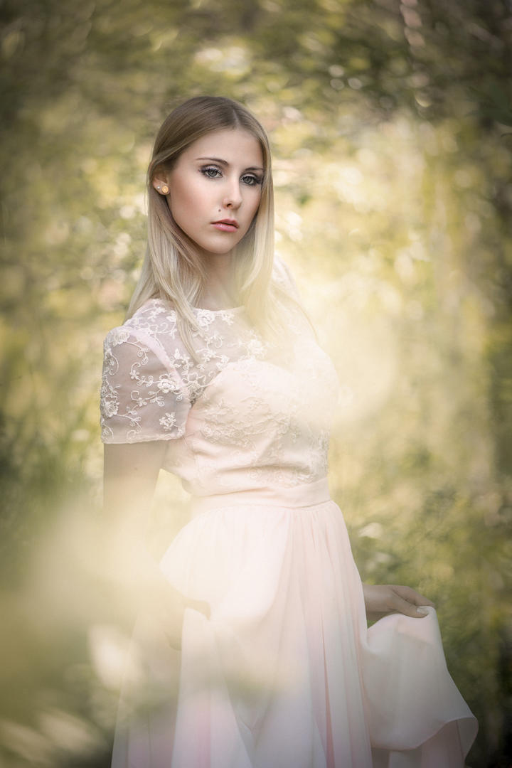 森林里的高清欧美美女肖像艺术写真图片