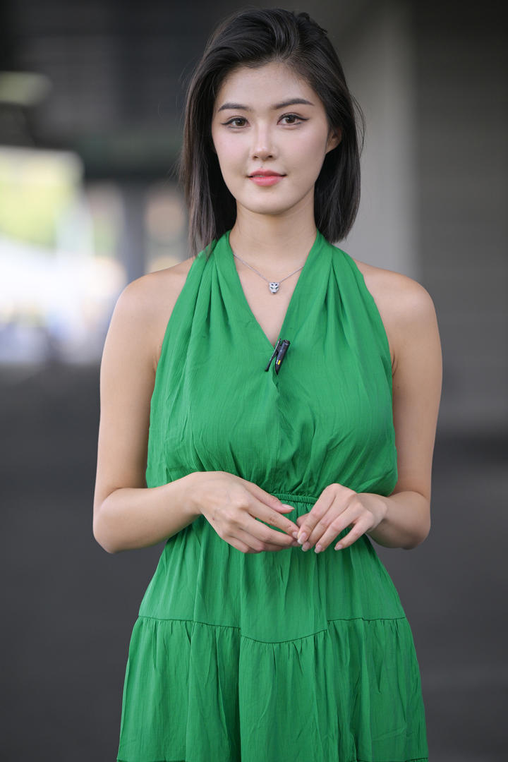 梨形身材夏日救星！薄荷绿A字长裙成都太古里街拍 遮胯显腿直构图
