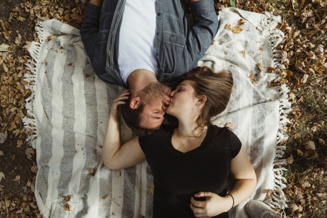 秋天草地落叶情侣接吻图片