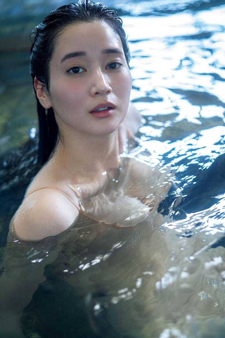 泳池里的美女798艺术照