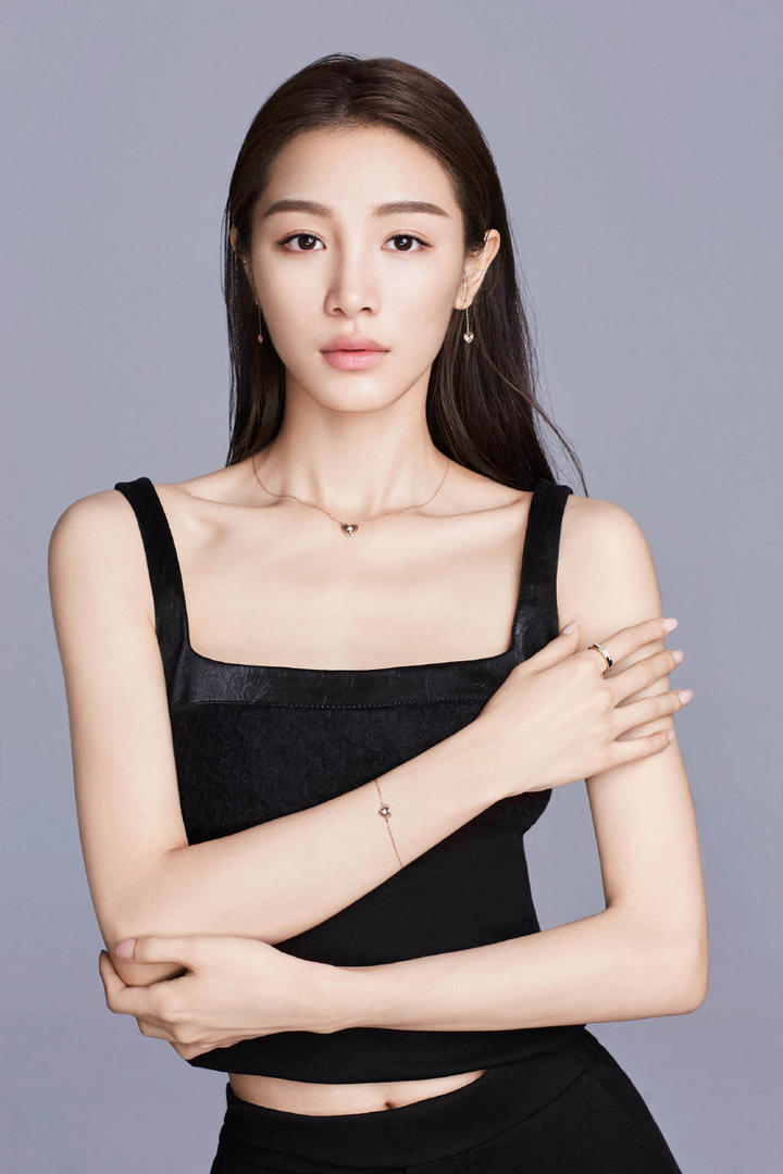 演员张楠长发性感锁骨写真图片