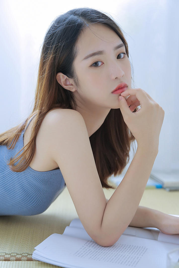 趴在席子上的清纯美女图片