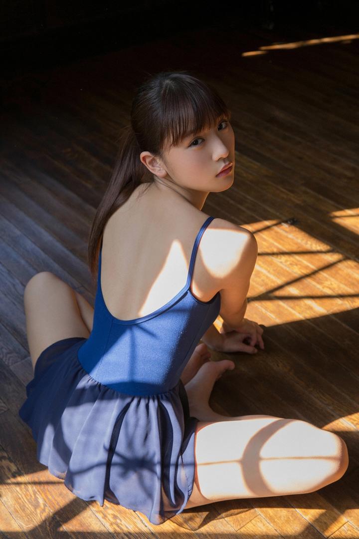 扎着马尾辫的日本清纯养眼泳装美女摄影图片