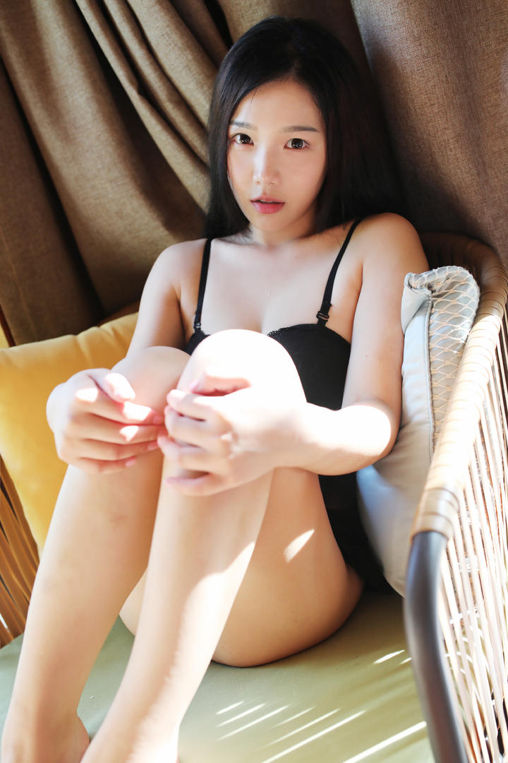 坐在椅子上的极品性感美女高清图片