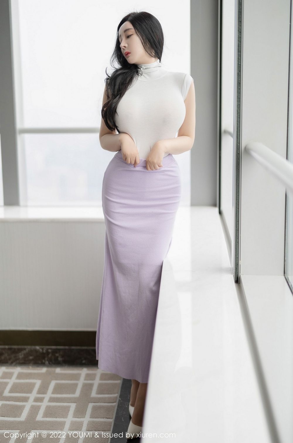 尤蜜荟美女模特允薾收身上衣搭配原色丝袜系列轻透写真