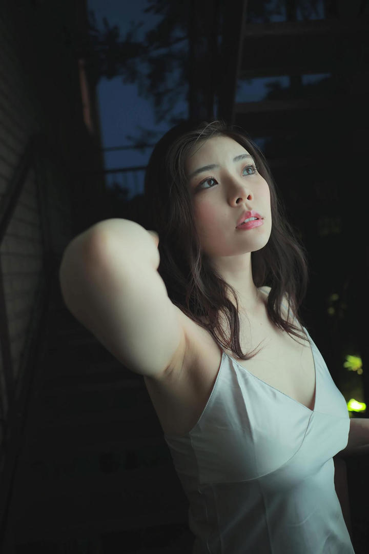 深V长裙气质美女图片