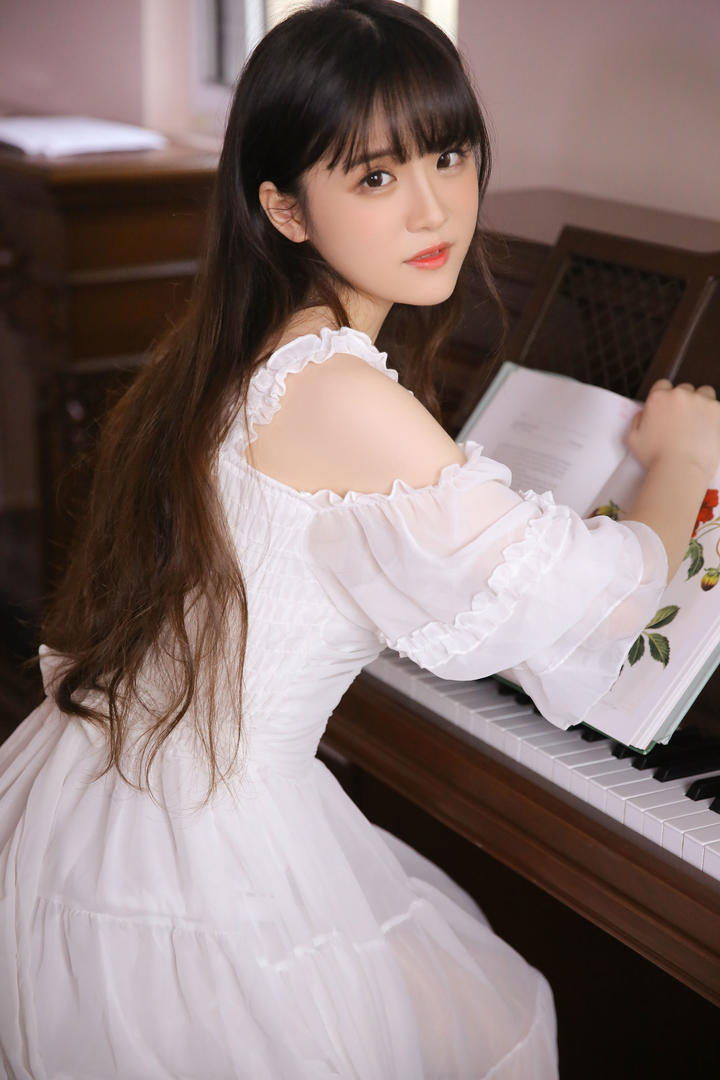 弹钢琴的可爱甜美女生头像图片