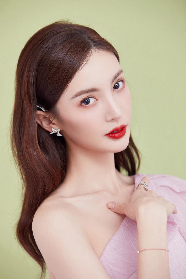 国内漂亮美女明星金晨性感红唇诱惑写真图片