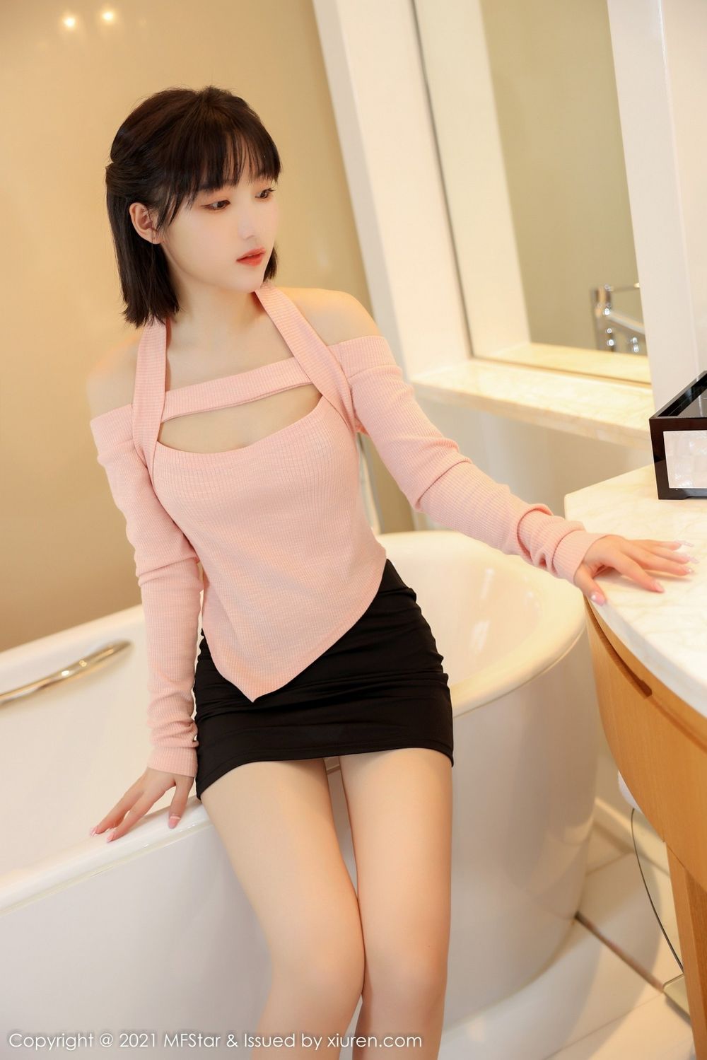 模范学院青春美少女甜筒晓彤样貌清纯甜美浴室主题写真