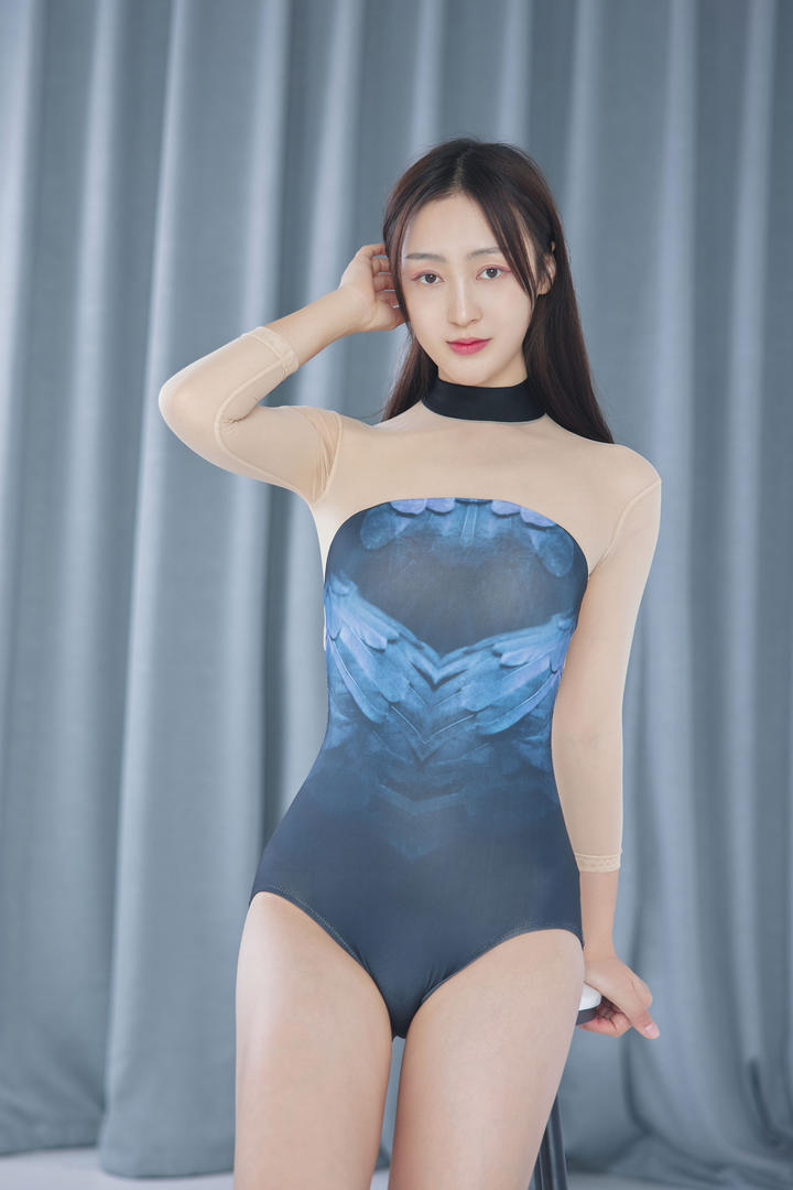 穿紧身体操服的美女瑜伽教练美茹甜美自拍照欣赏