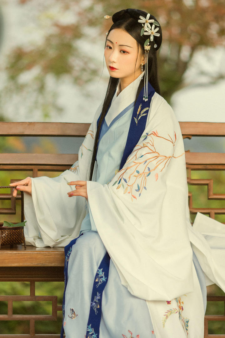 穿着汉服的古风美女壁纸高清大图免费下载