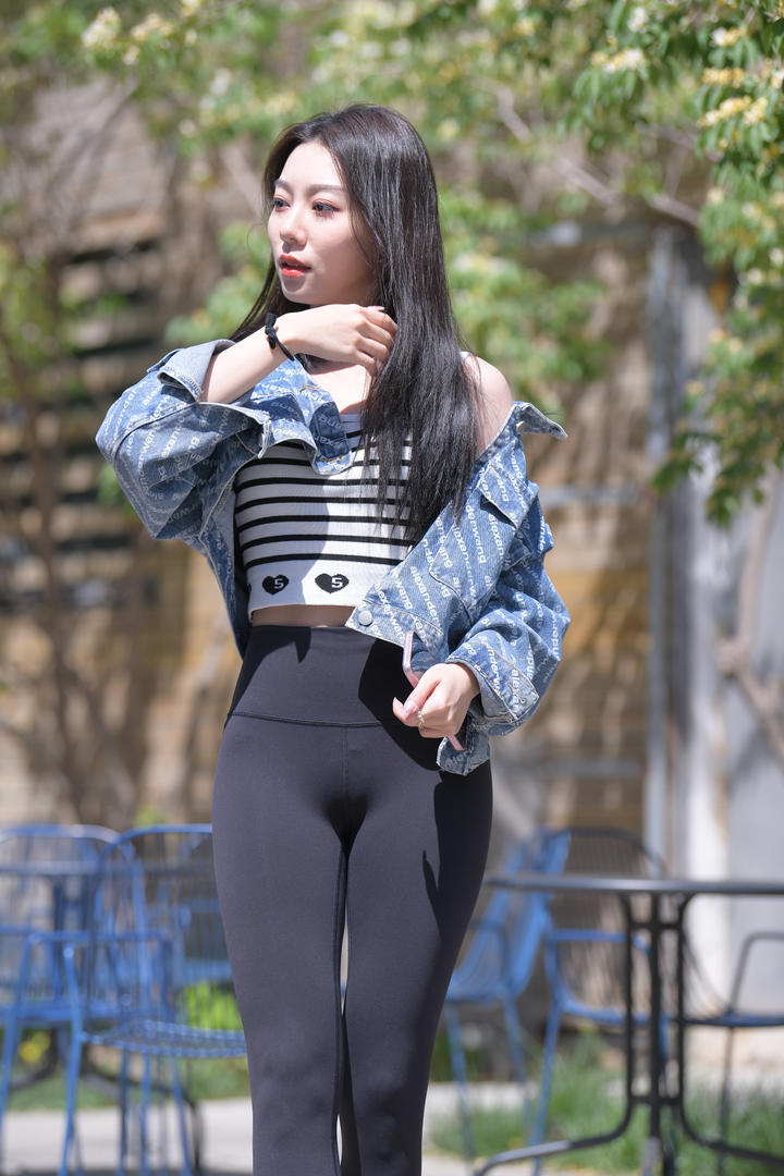 性感瑜伽裤美女模特高清街拍图片
