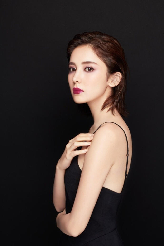 古力娜扎半露香肩气质短发美女写真图片