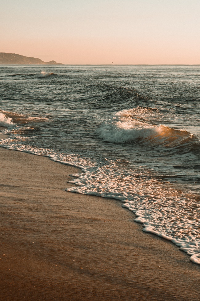 海滩大海潮水图片