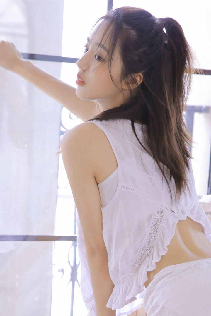 阳台上的清纯小蛮腰美女写真