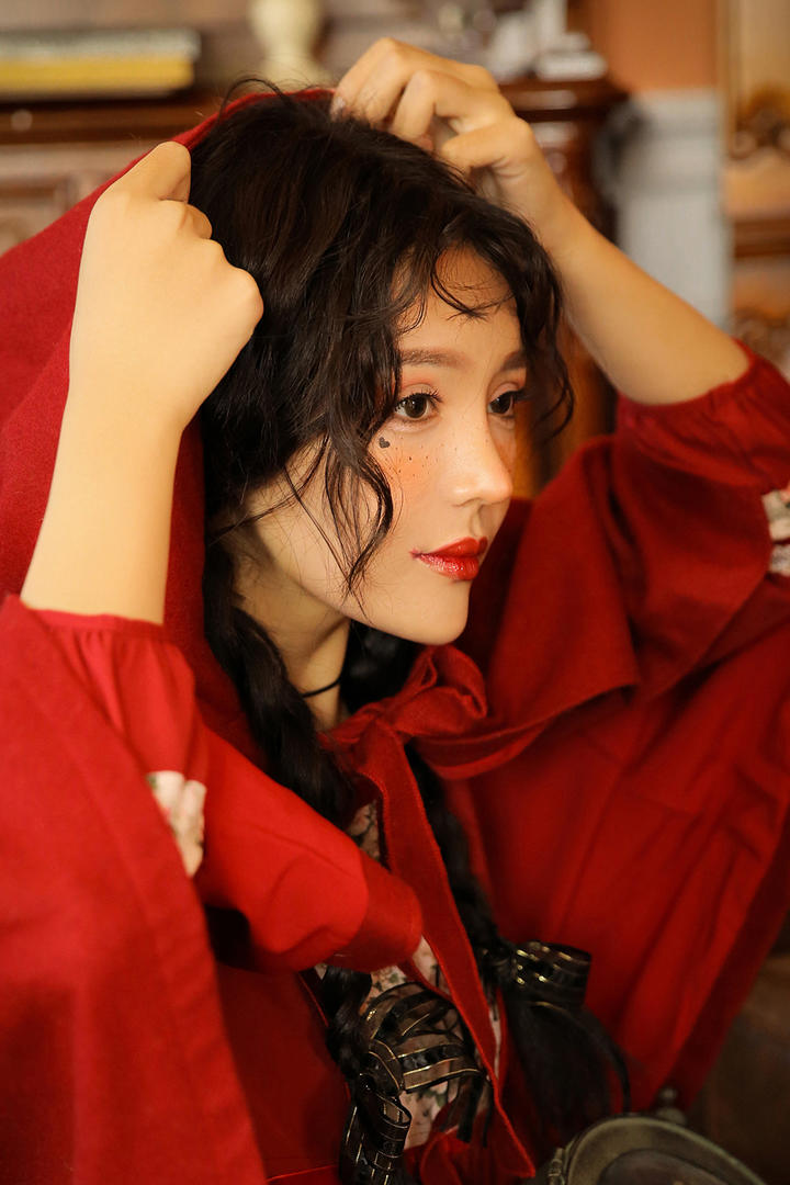 披着红色斗篷的女生头像简单气质写真图片