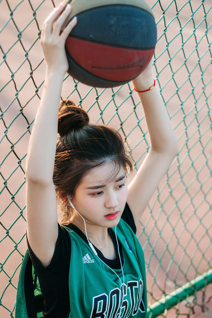打篮球的90后美女明星赵露思图片