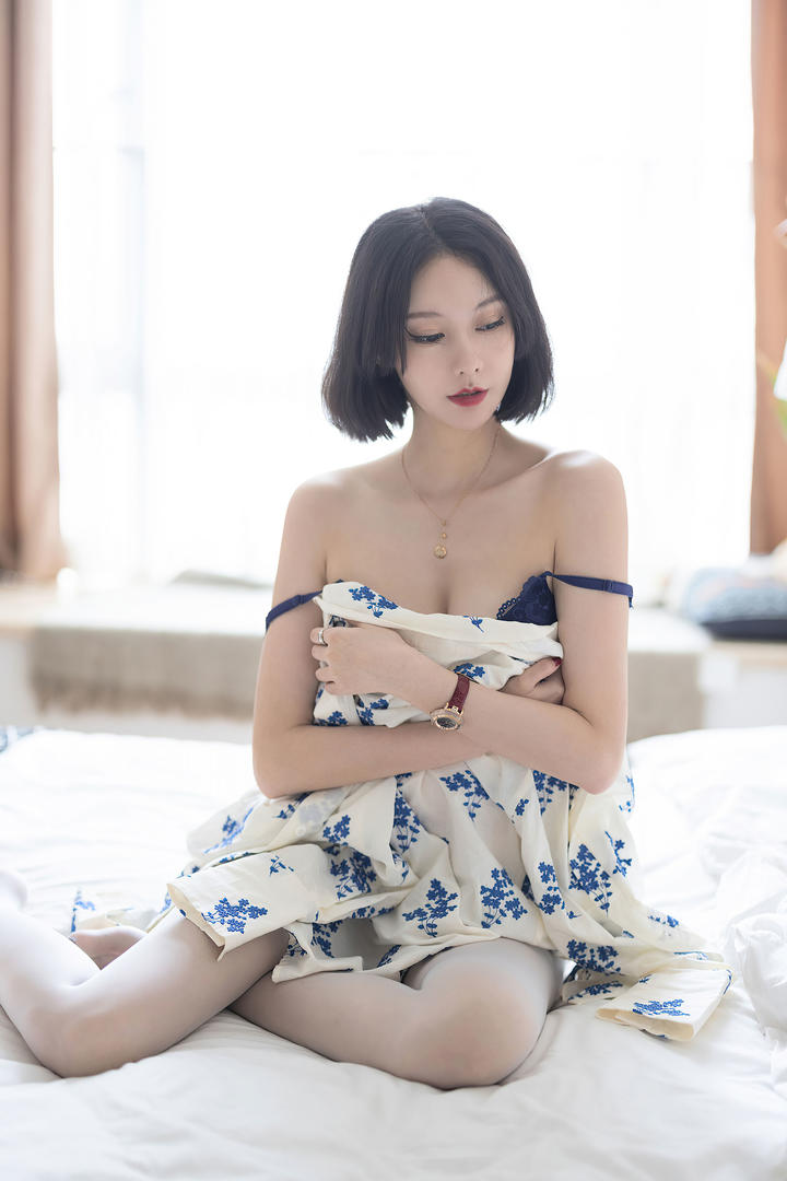 用衣服遮盖姣好身材的美女艺轩99热只有精品