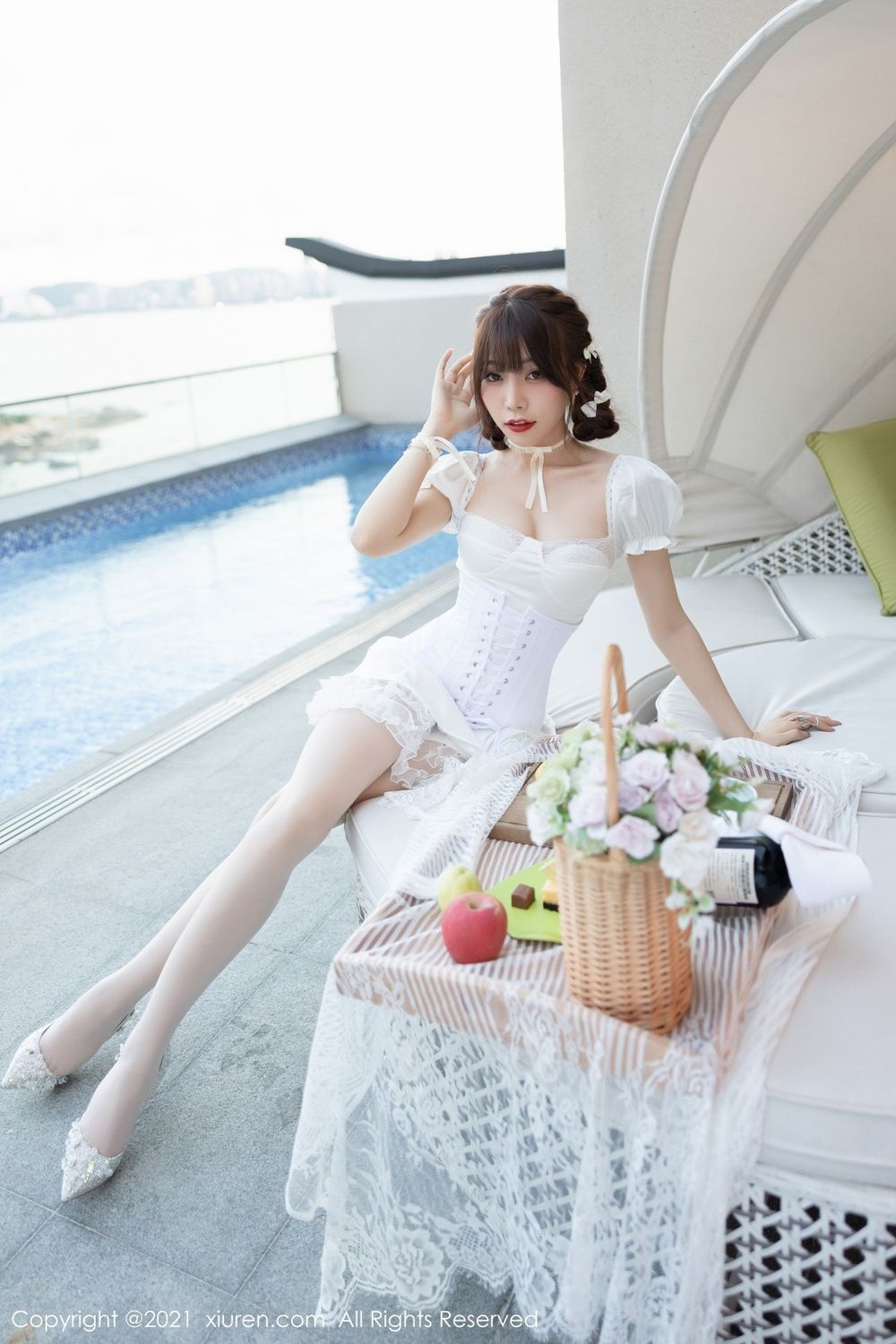 秀人网性感女神芝芝Booty蕾丝短裙下午茶丝袜系列深圳旅拍